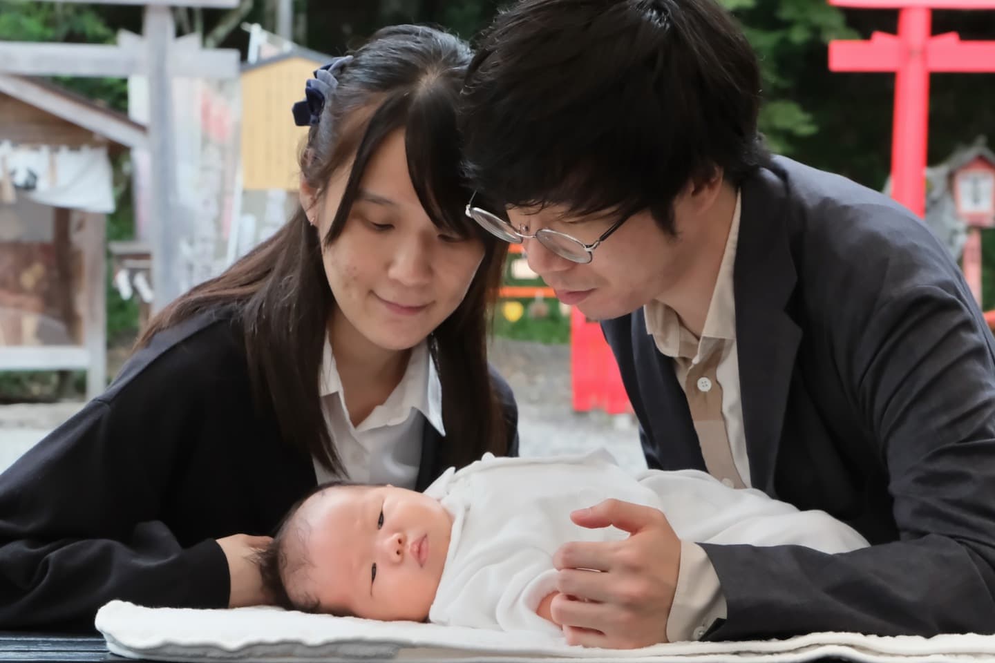 出雲大神宮でお宮参りの赤ちゃんと家族