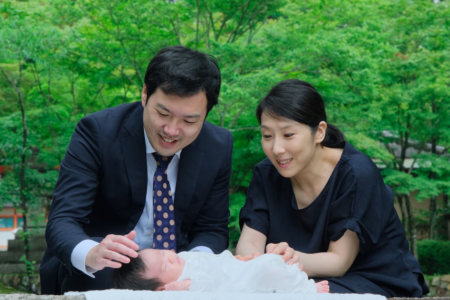 大原野神社でお宮参りの赤ちゃんとパパとママの家族