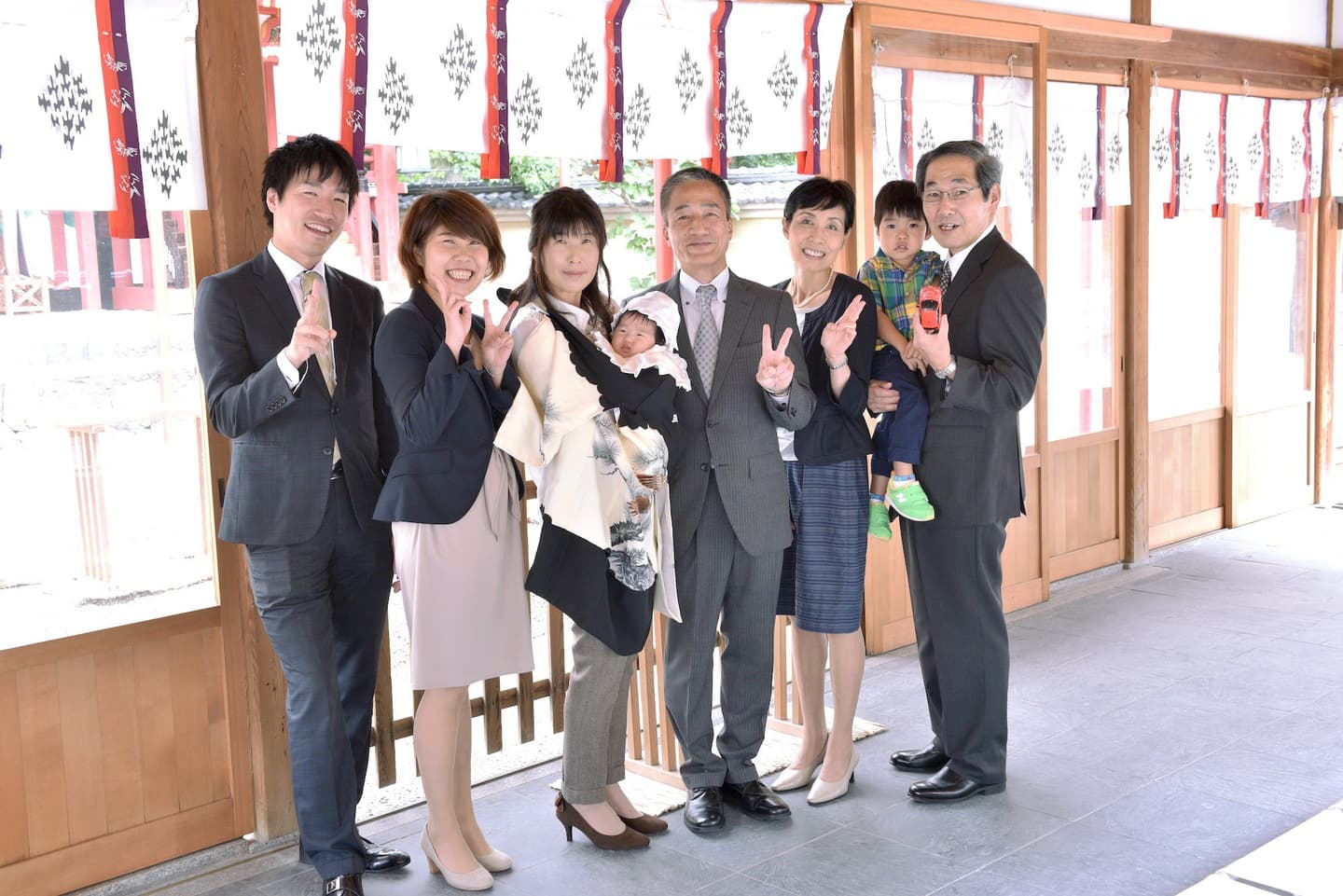 率川神社でお宮参りをした赤ちゃんと家族