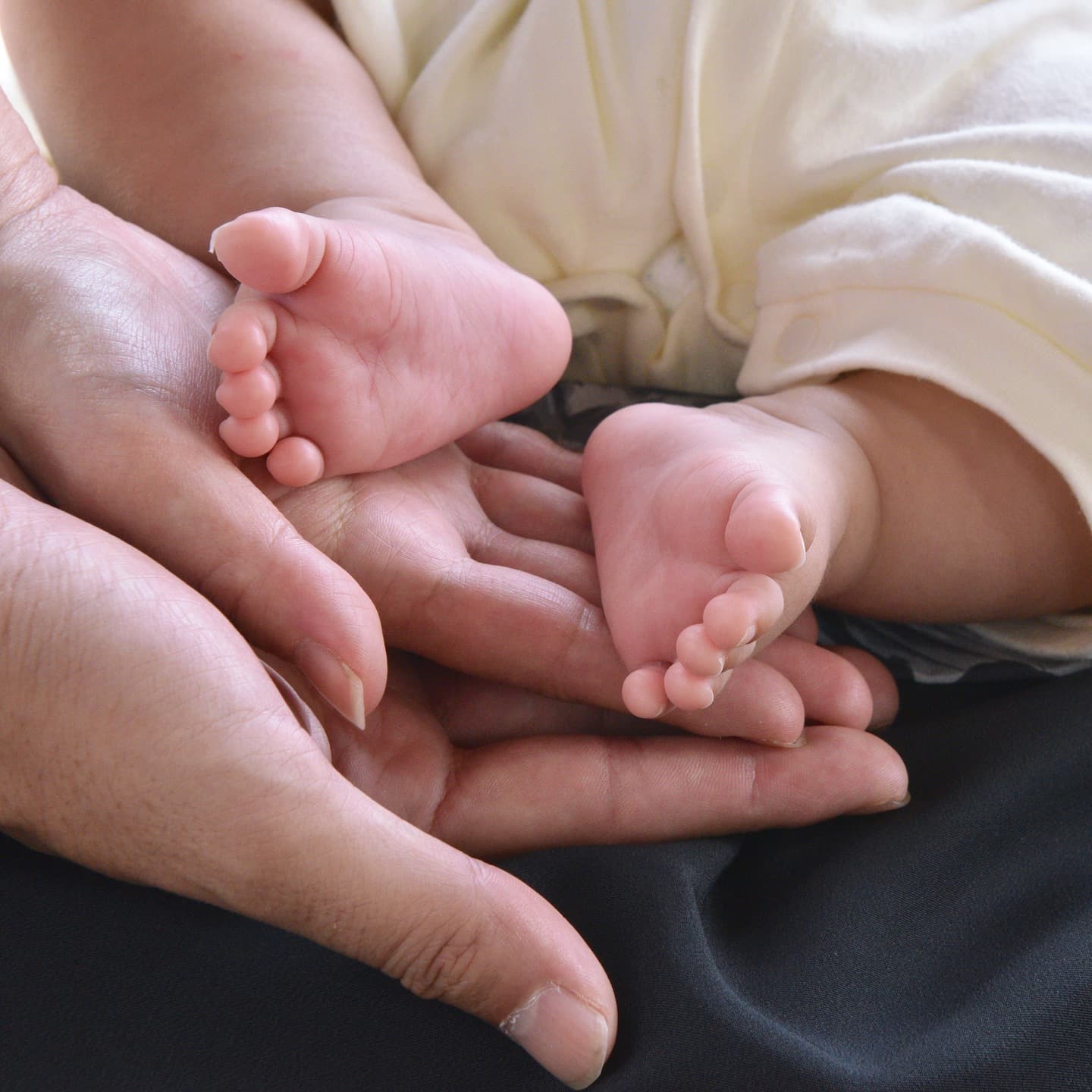 率川神社でお宮参りをした赤ちゃんと家族