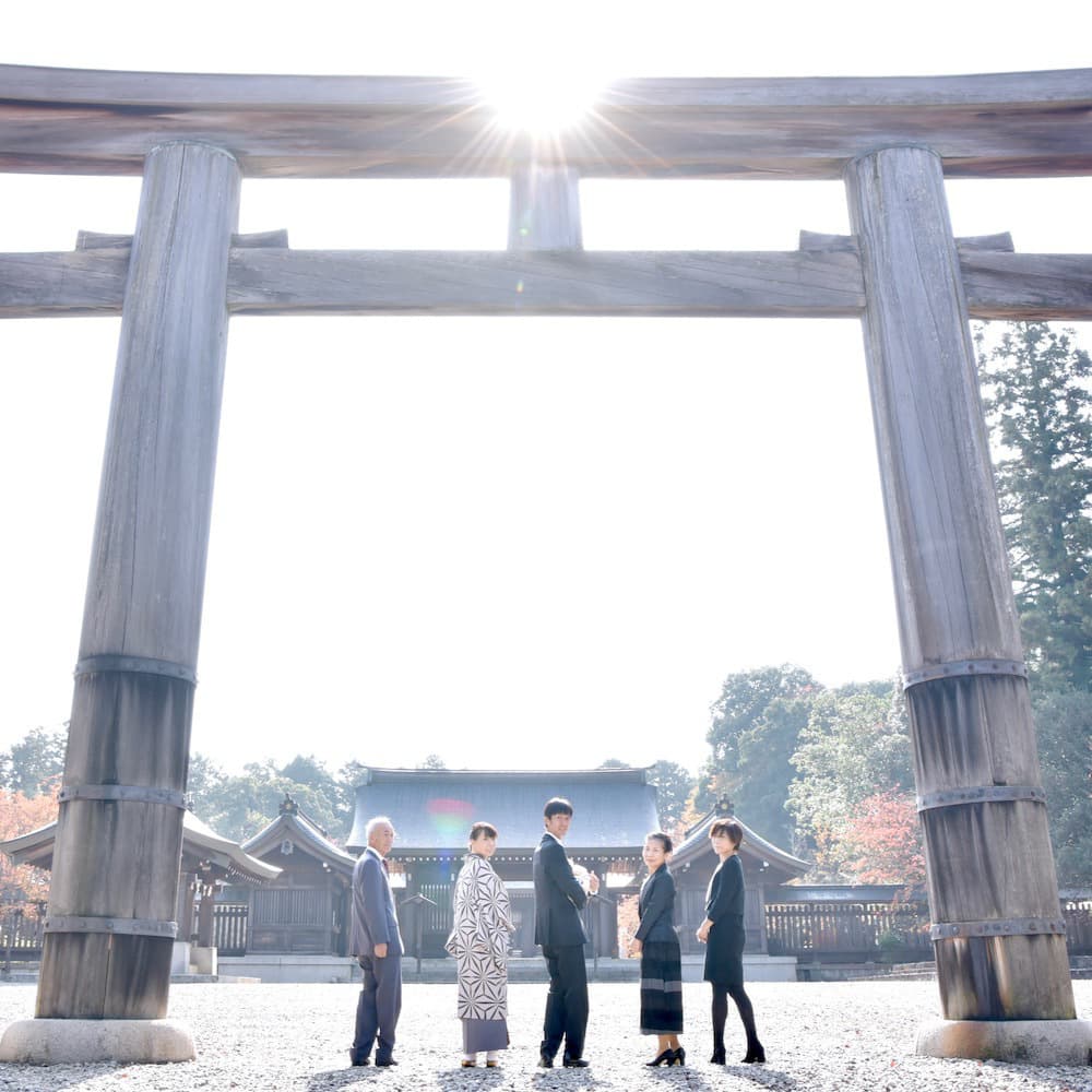 神社にお宮参りに来た赤ちゃん