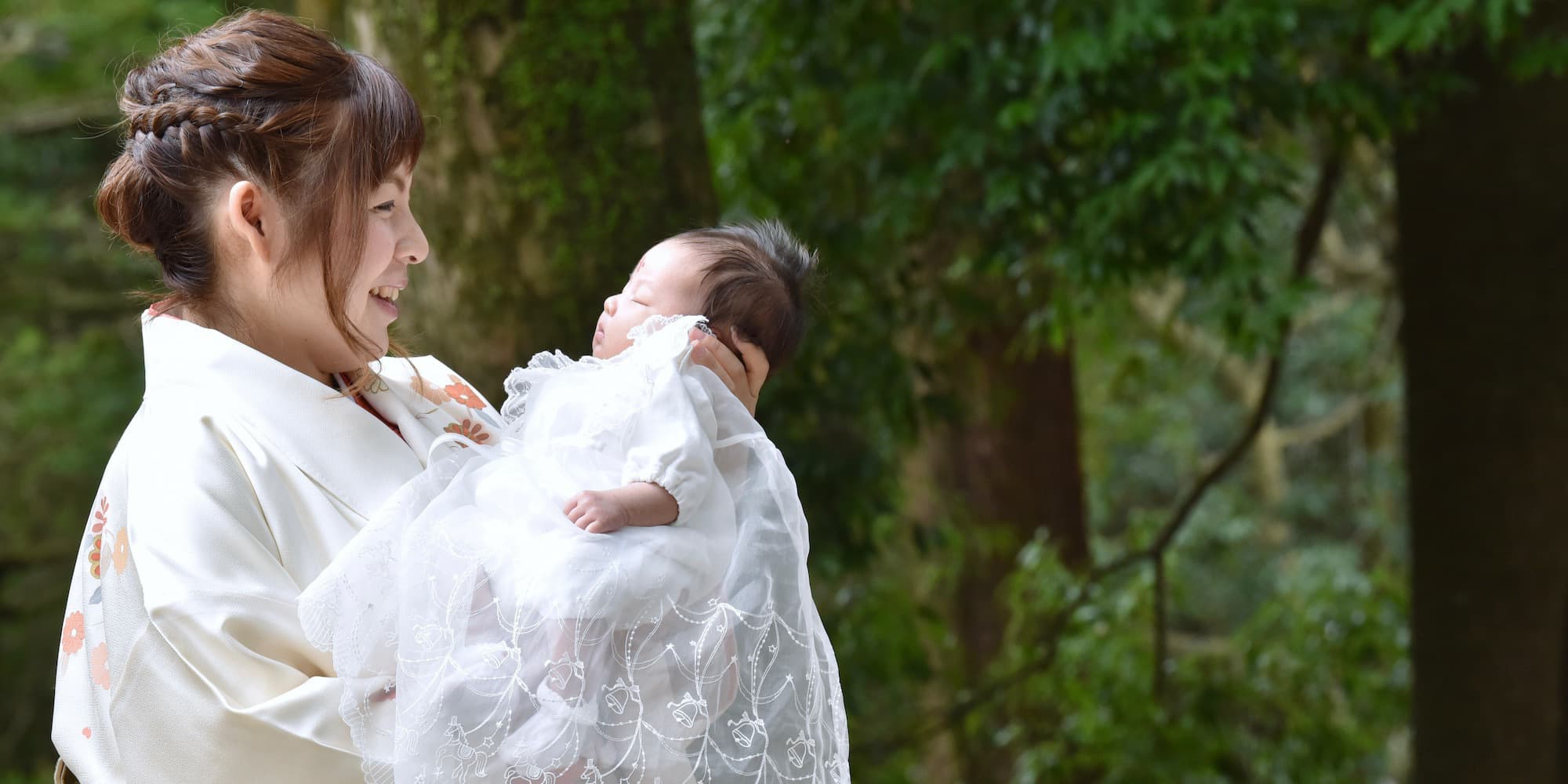 神社にお宮参りに来た赤ちゃん