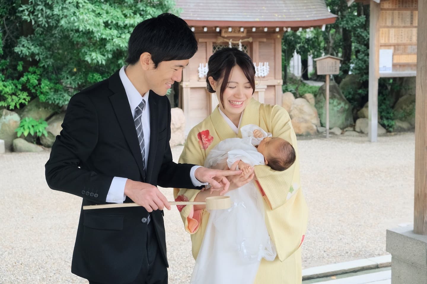 お宮参りの記念写真を撮っている家族