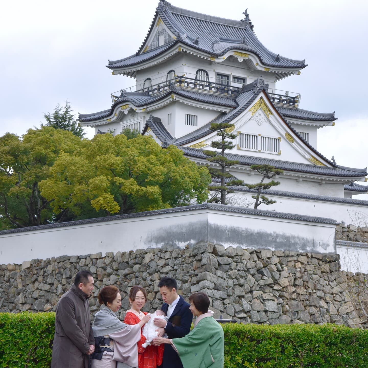岸城神社でお宮参りをした赤ちゃんと家族