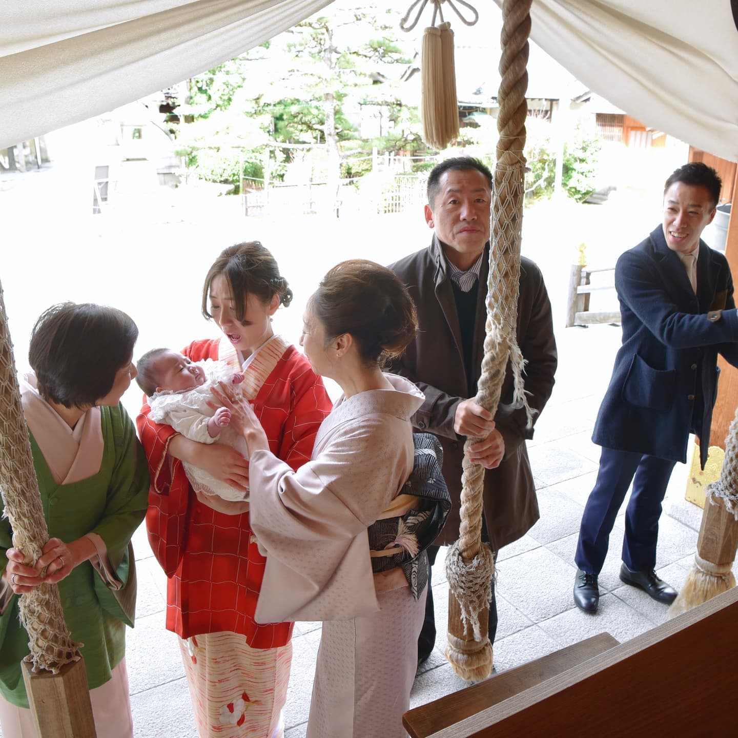 岸城神社でお宮参りをした赤ちゃんと家族