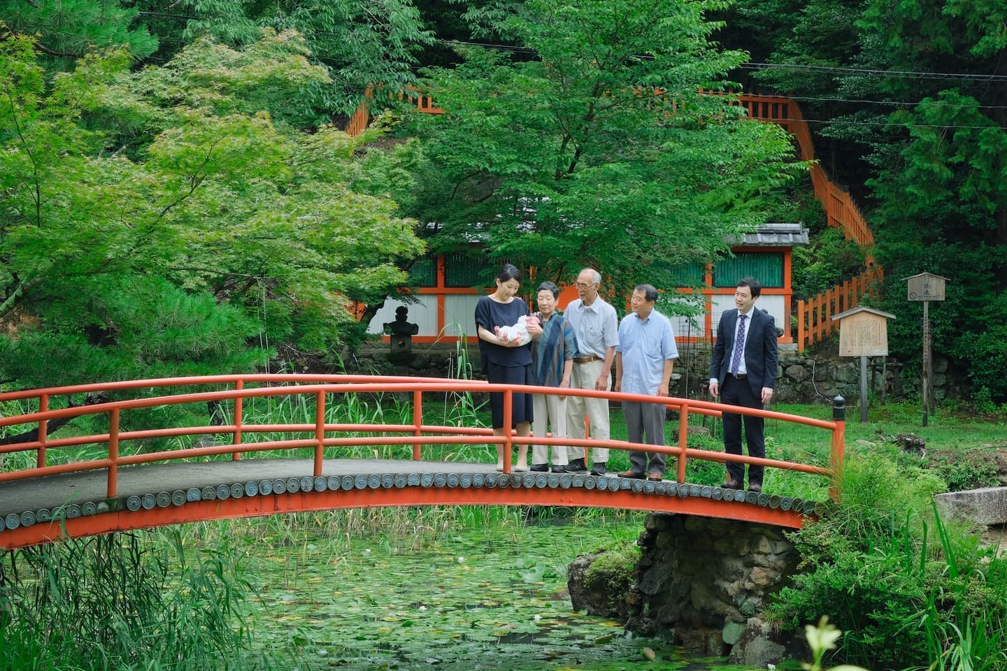 大原野神社でお宮参りの赤ちゃんとパパとママの家族