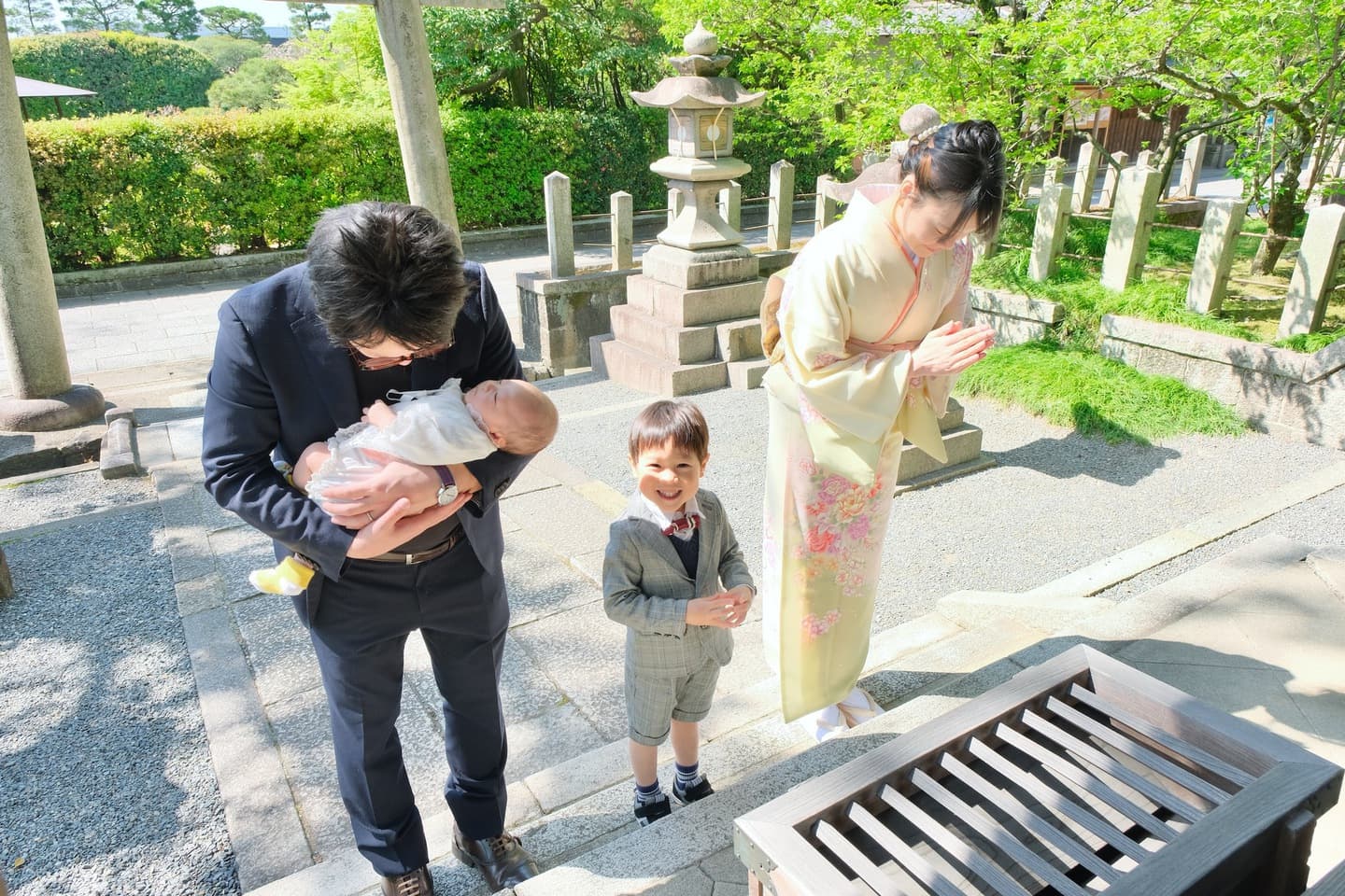 城南宮でお宮参りの赤ちゃんと家族