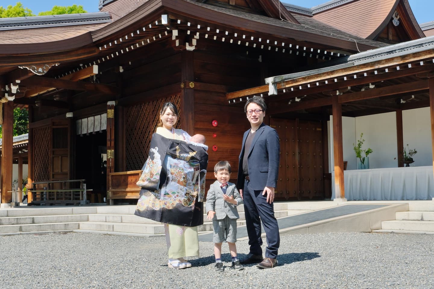 城南宮でお宮参りの赤ちゃんと家族