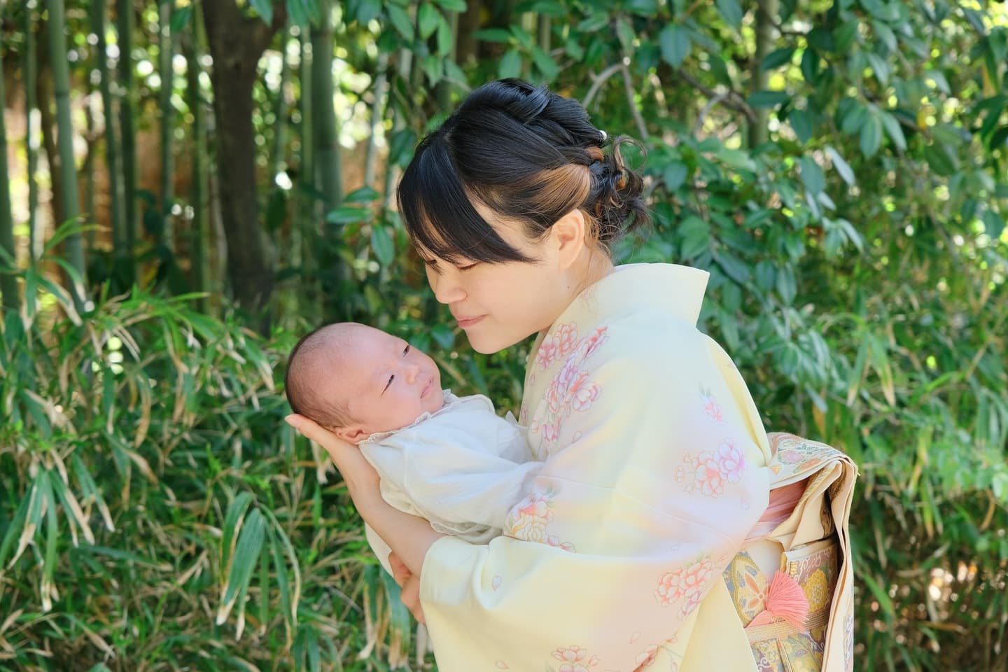 城南宮でお宮参りの赤ちゃんと家族