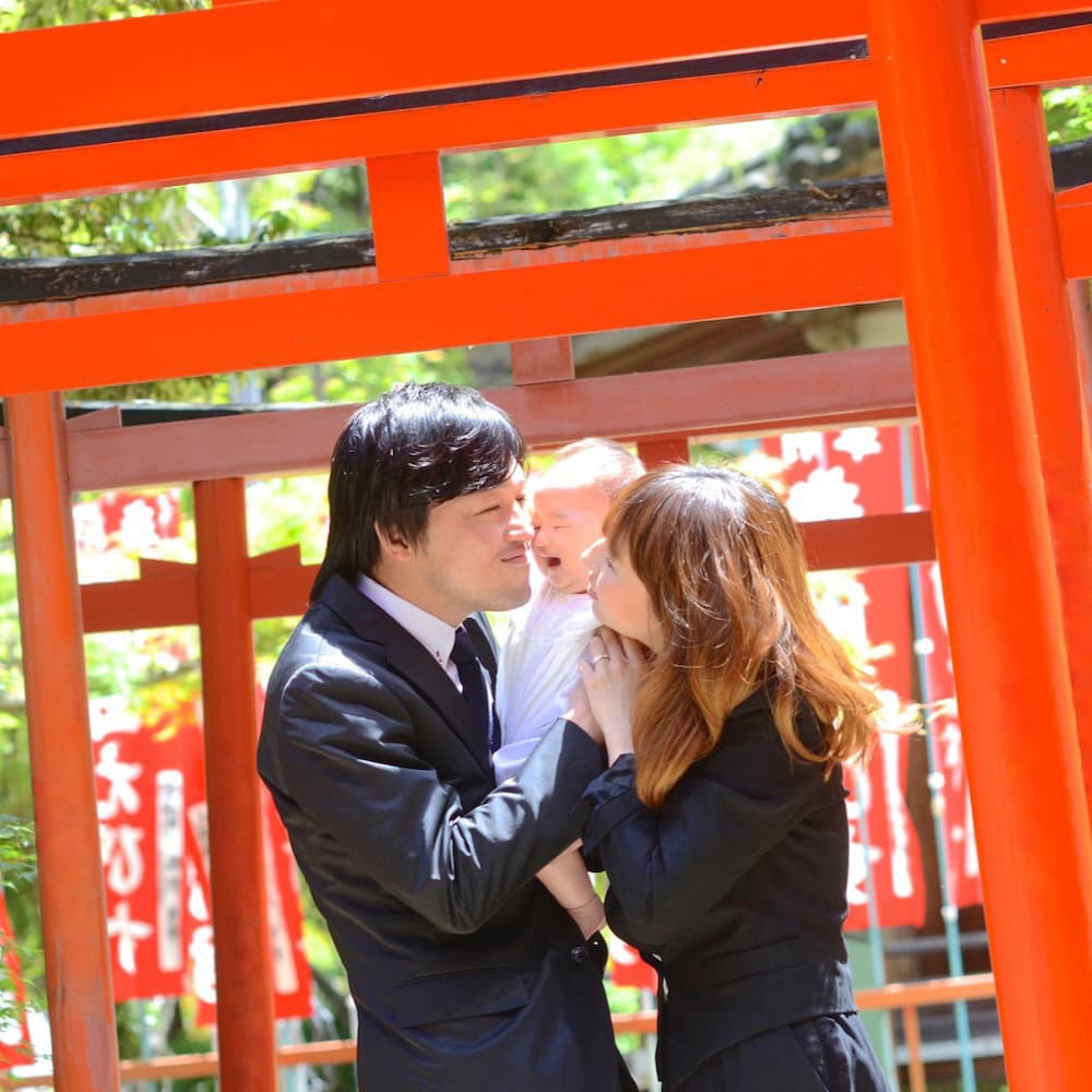 神社にお宮参りに来た赤ちゃん