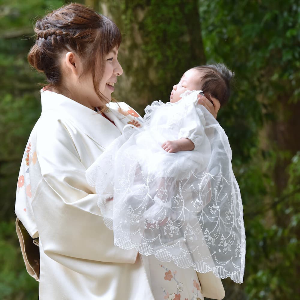 神社にお宮参りに来た赤ちゃん