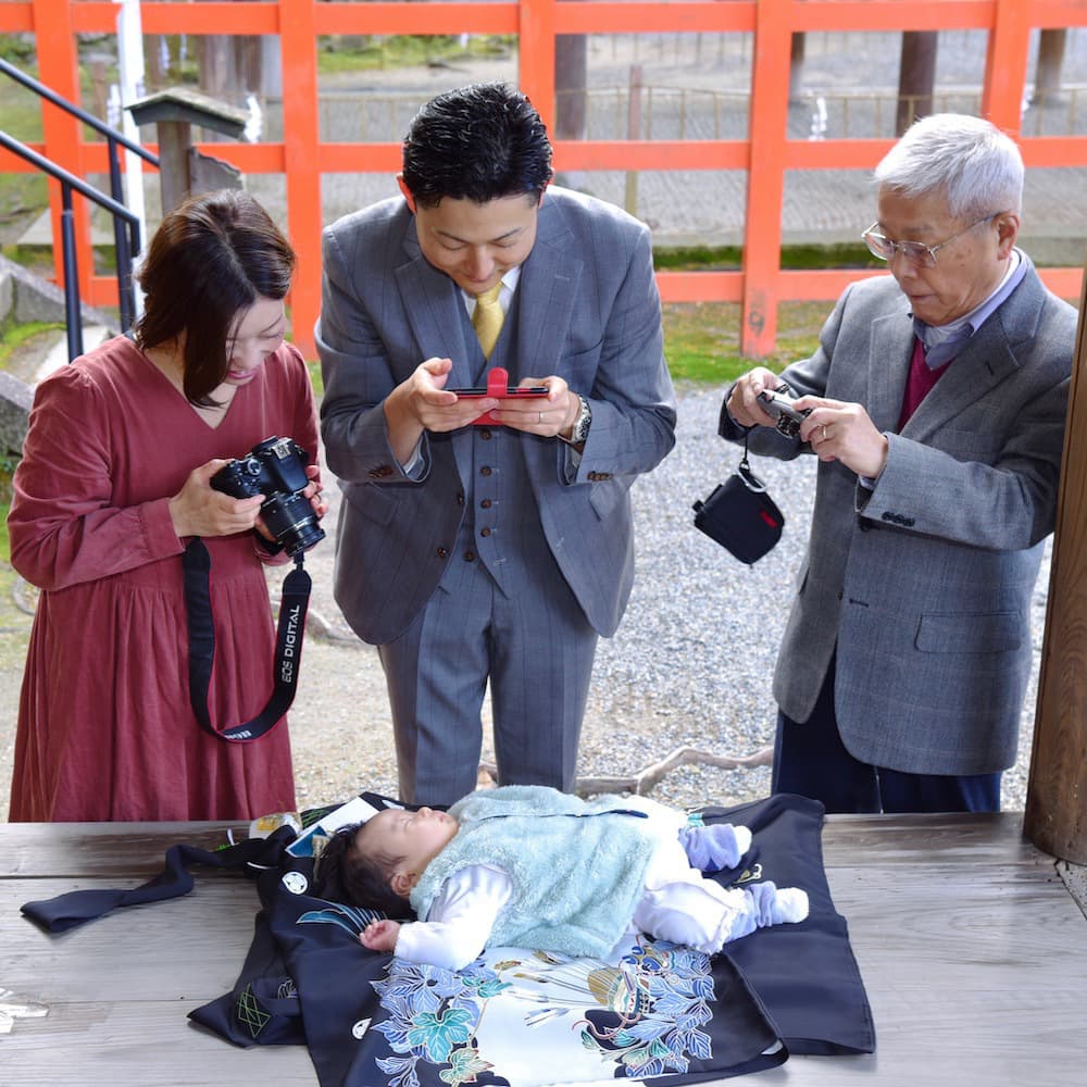神社にお宮参りに来た赤ちゃん