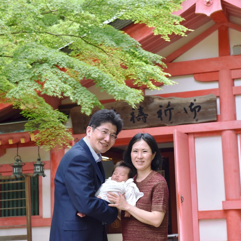 神社にお宮参りに来た赤ちゃん