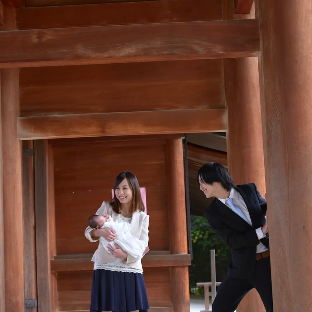 神社にお宮参りに来た赤ちゃん