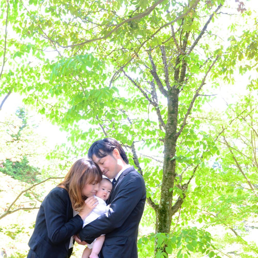 神社にお宮参りに来た赤ちゃん