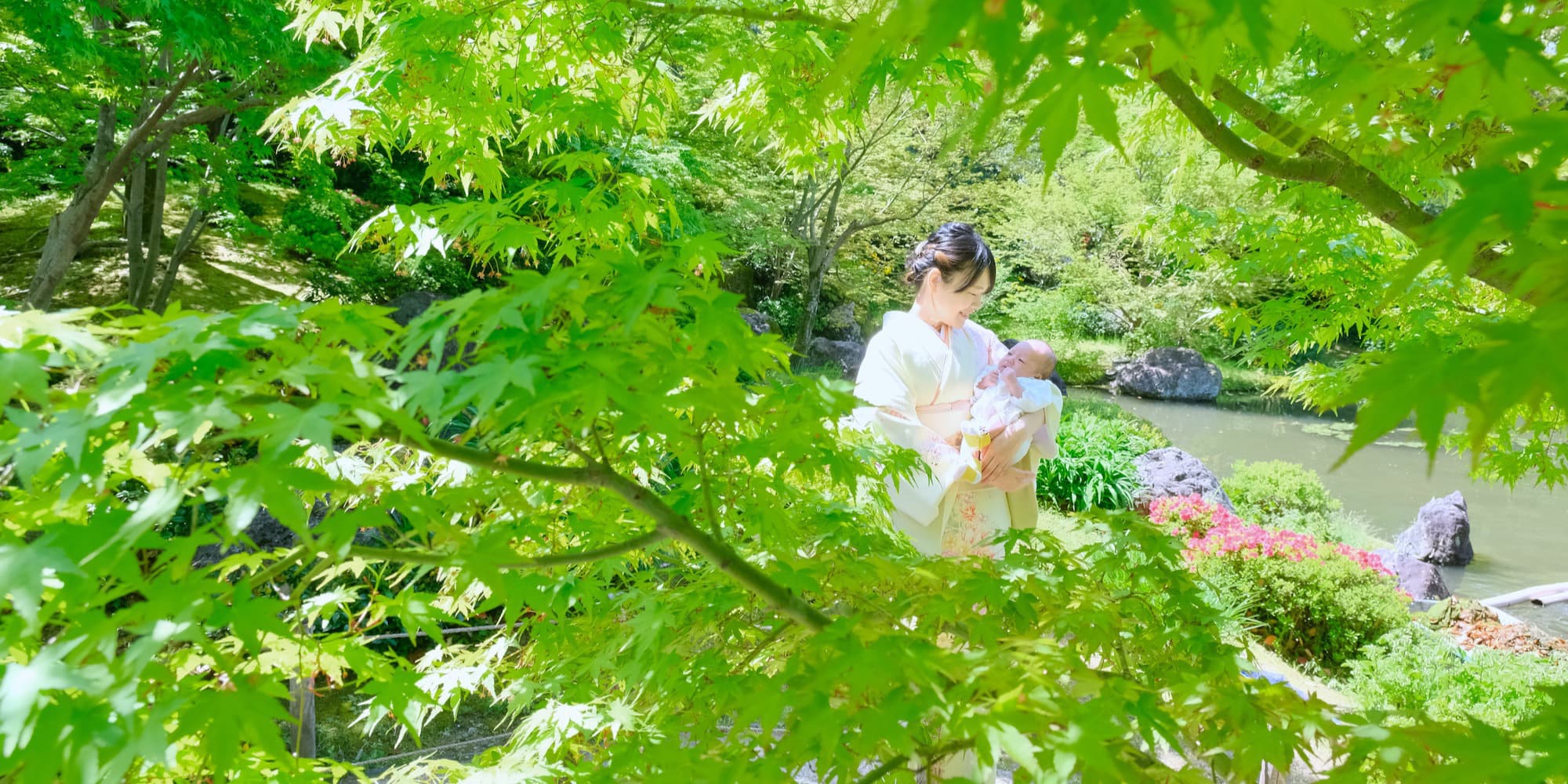神社にお宮参りに来た赤ちゃん