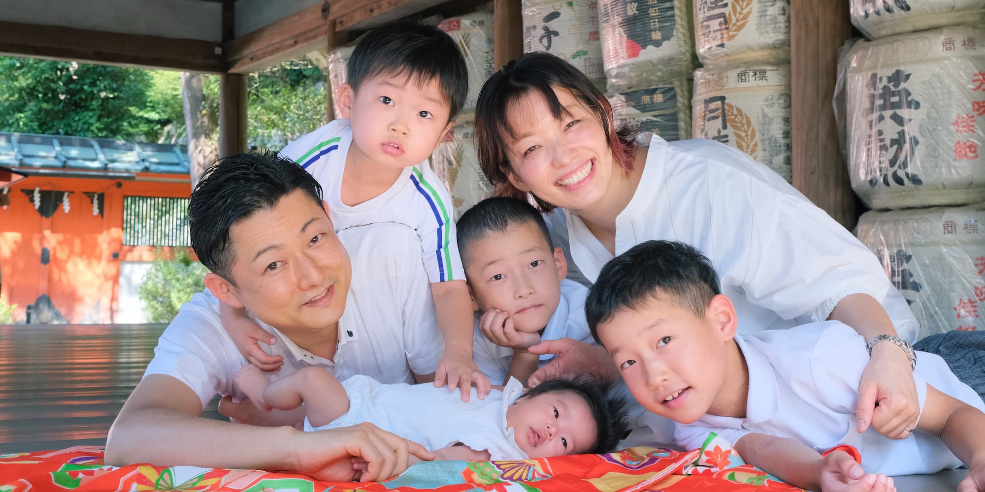 神社にお宮参りに来た赤ちゃん
