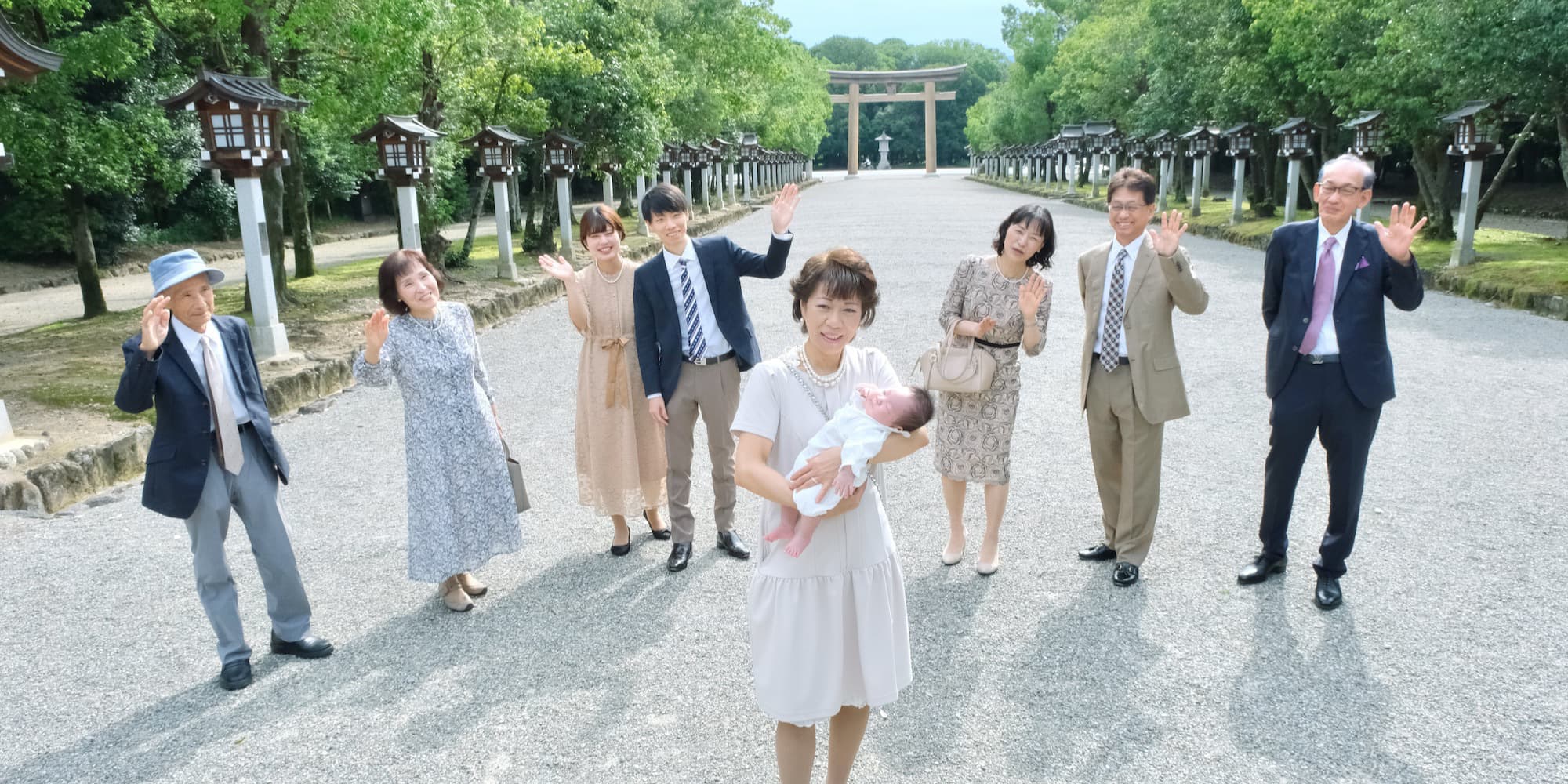 神社にお宮参りに来た赤ちゃん