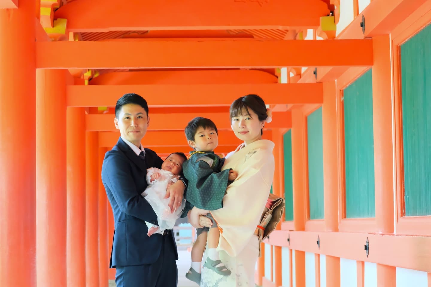 お宮参りの赤ちゃんの家族写真