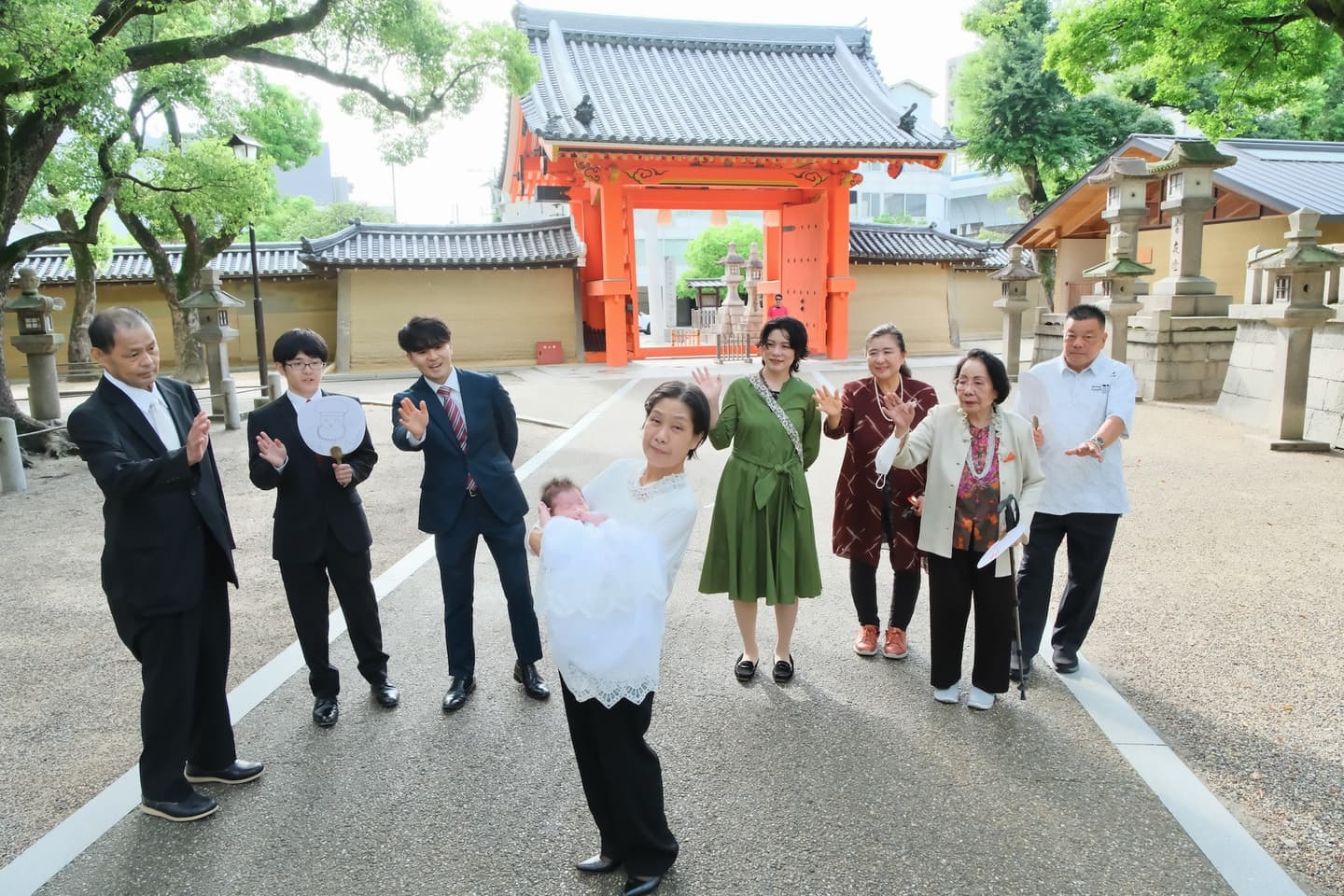 お宮参りの赤ちゃんの家族写真