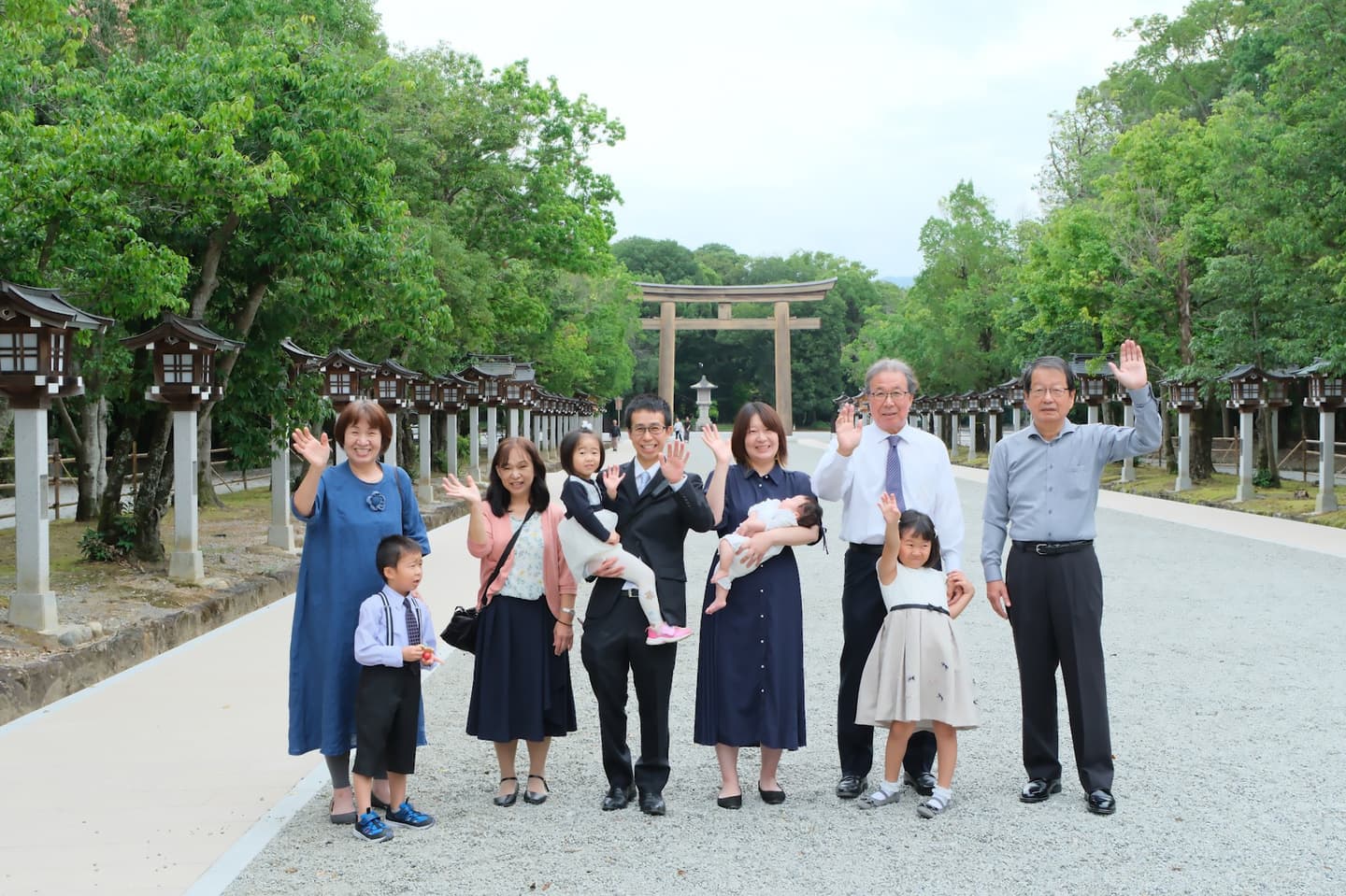 お宮参りの赤ちゃんの家族写真