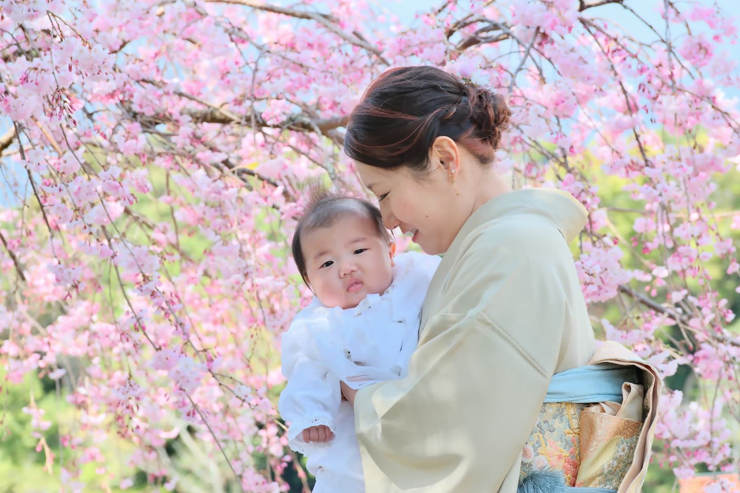 橿原神宮でお宮参りの赤ちゃんの家族写真