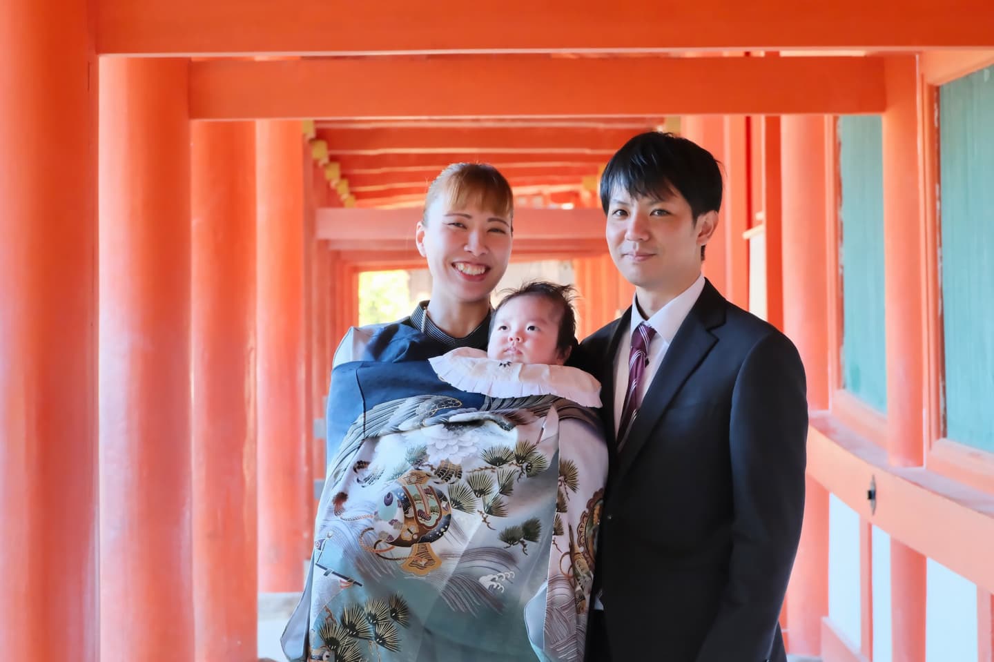 春日大社でお宮参りの赤ちゃんの家族写真