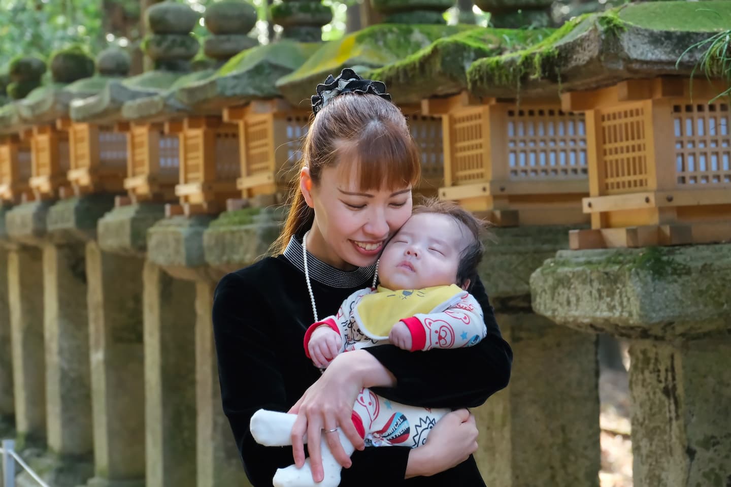 春日大社でお宮参りの赤ちゃんの家族写真