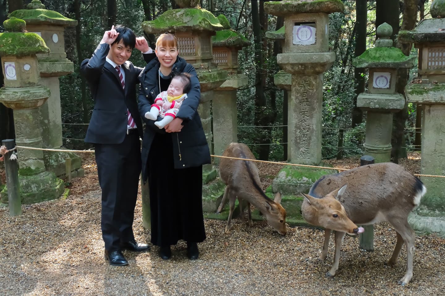 春日大社でお宮参りの赤ちゃんの家族写真