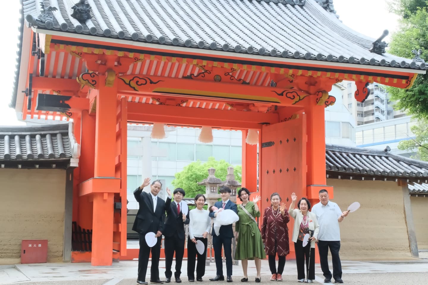 西宮神社でお宮参りの赤ちゃんの家族写真