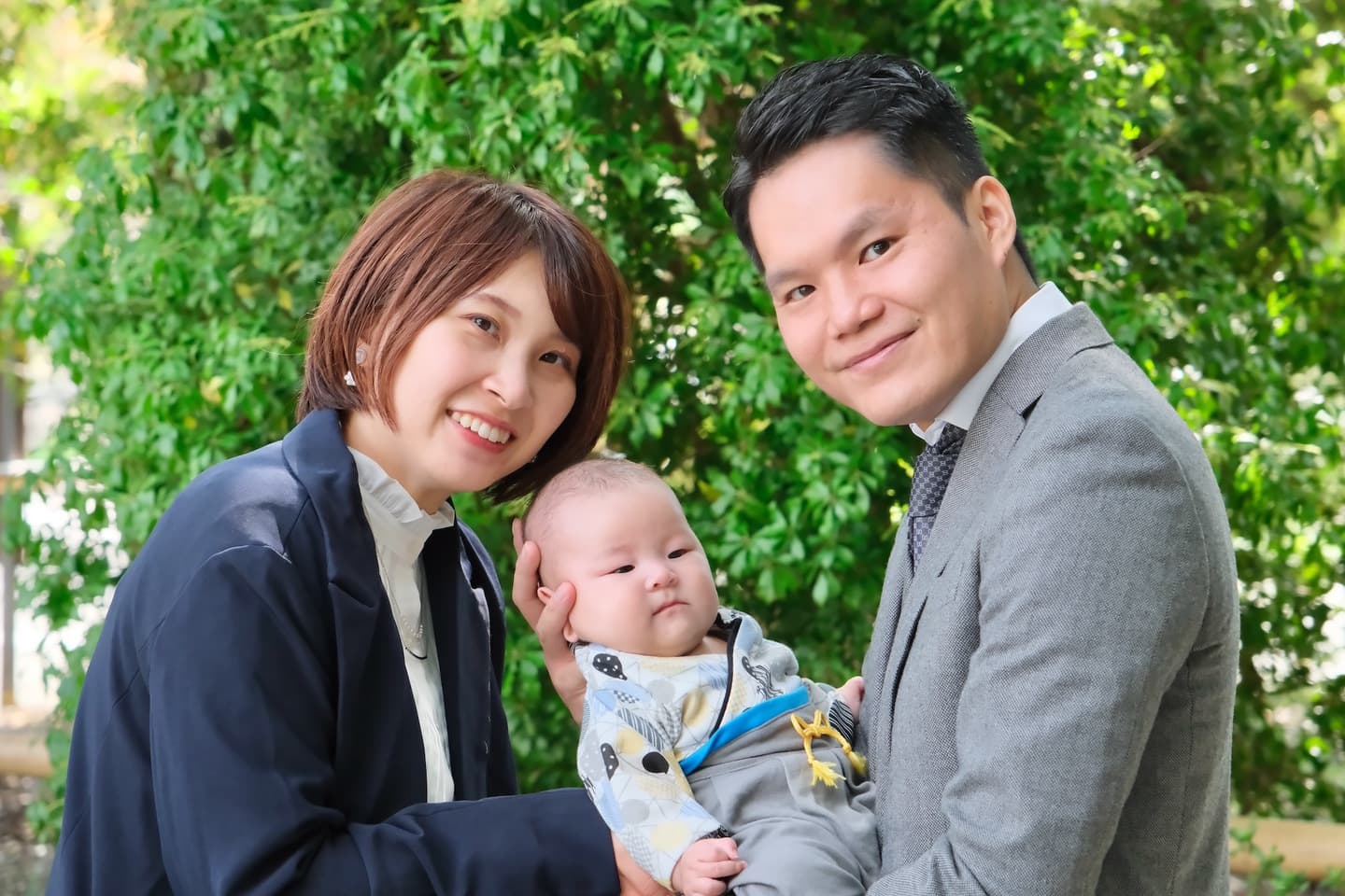 中山寺でお宮参りの赤ちゃんの家族写真