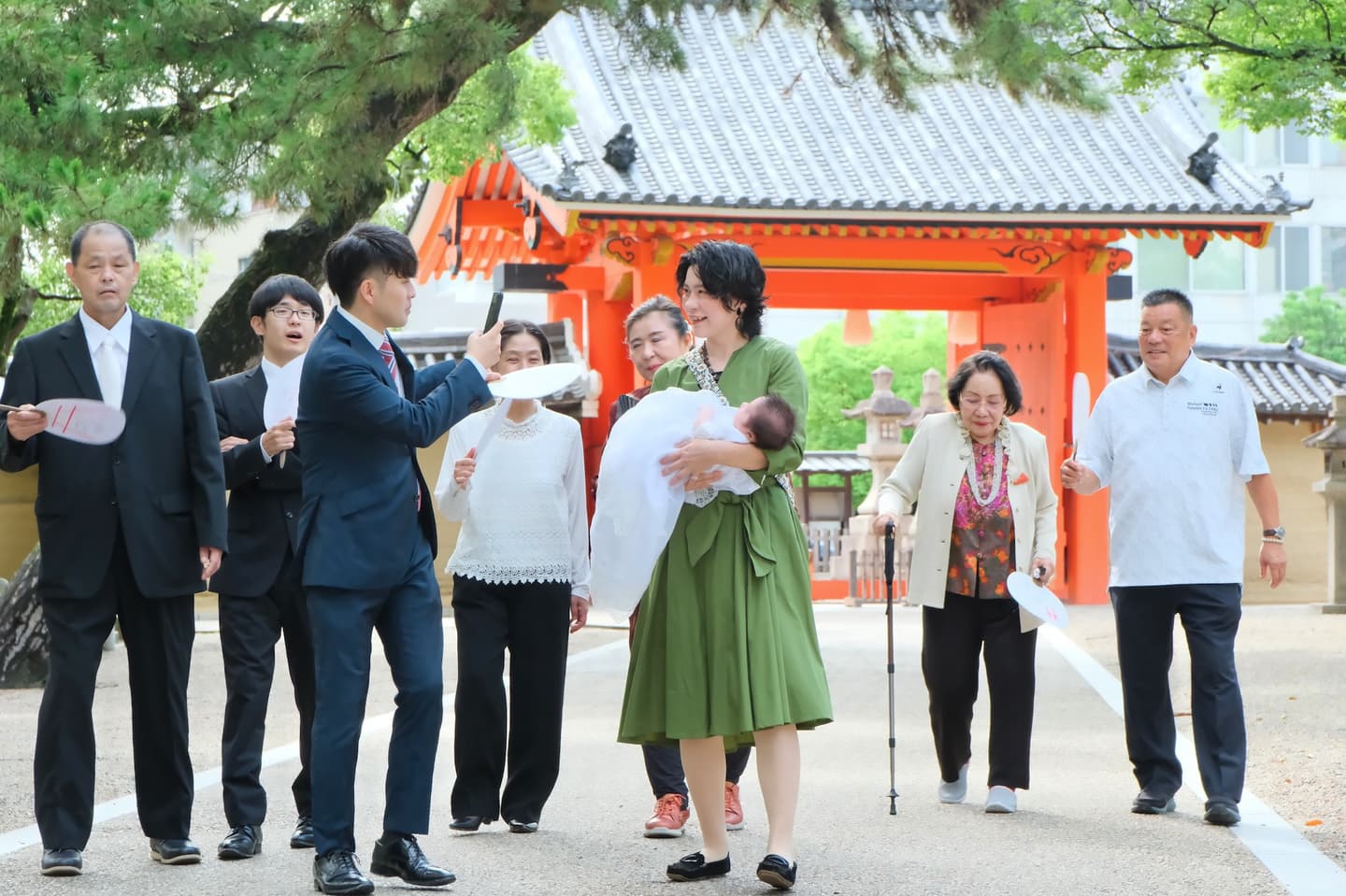 西宮神社でお宮参りの赤ちゃんの家族写真