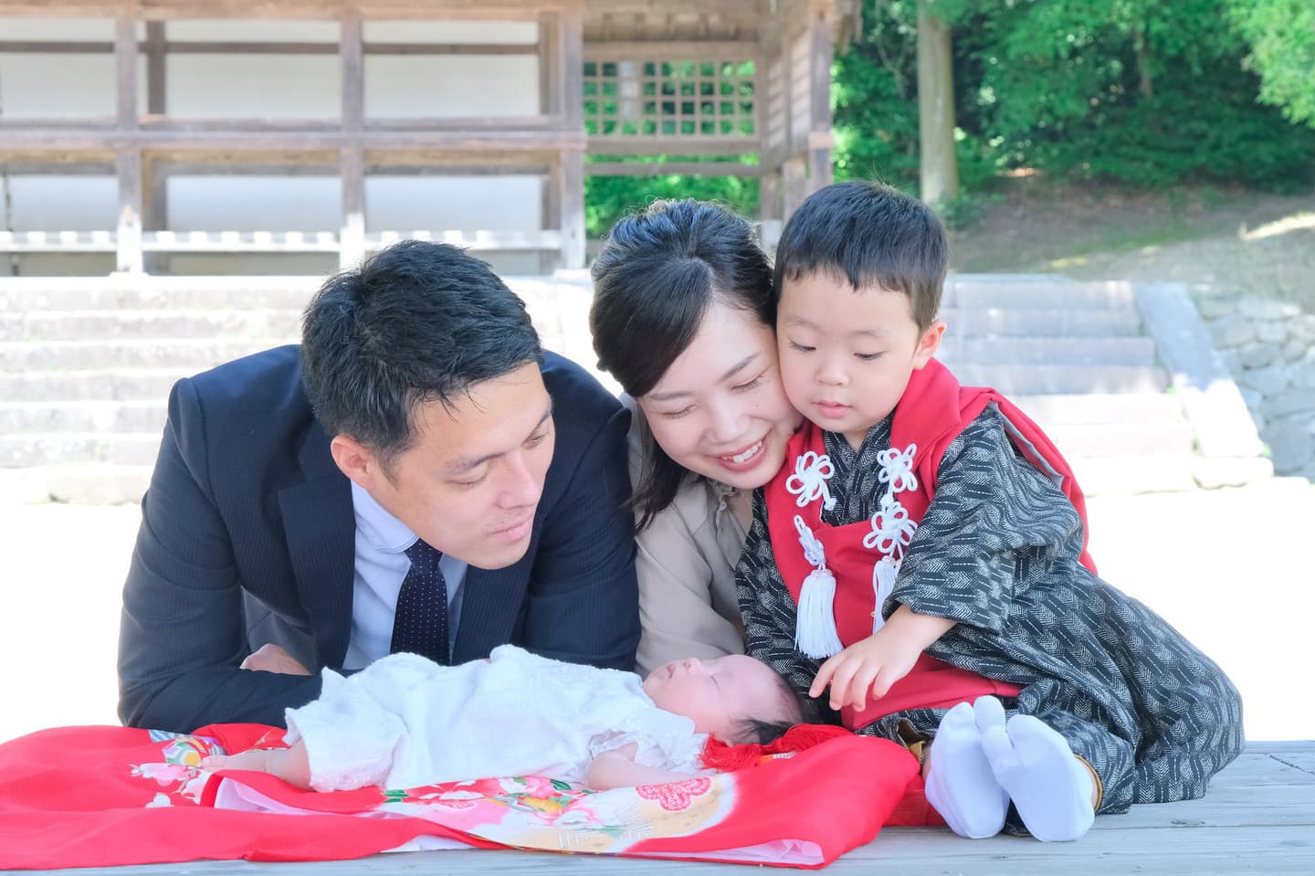 往馬大社でお宮参りの赤ちゃんの家族写真