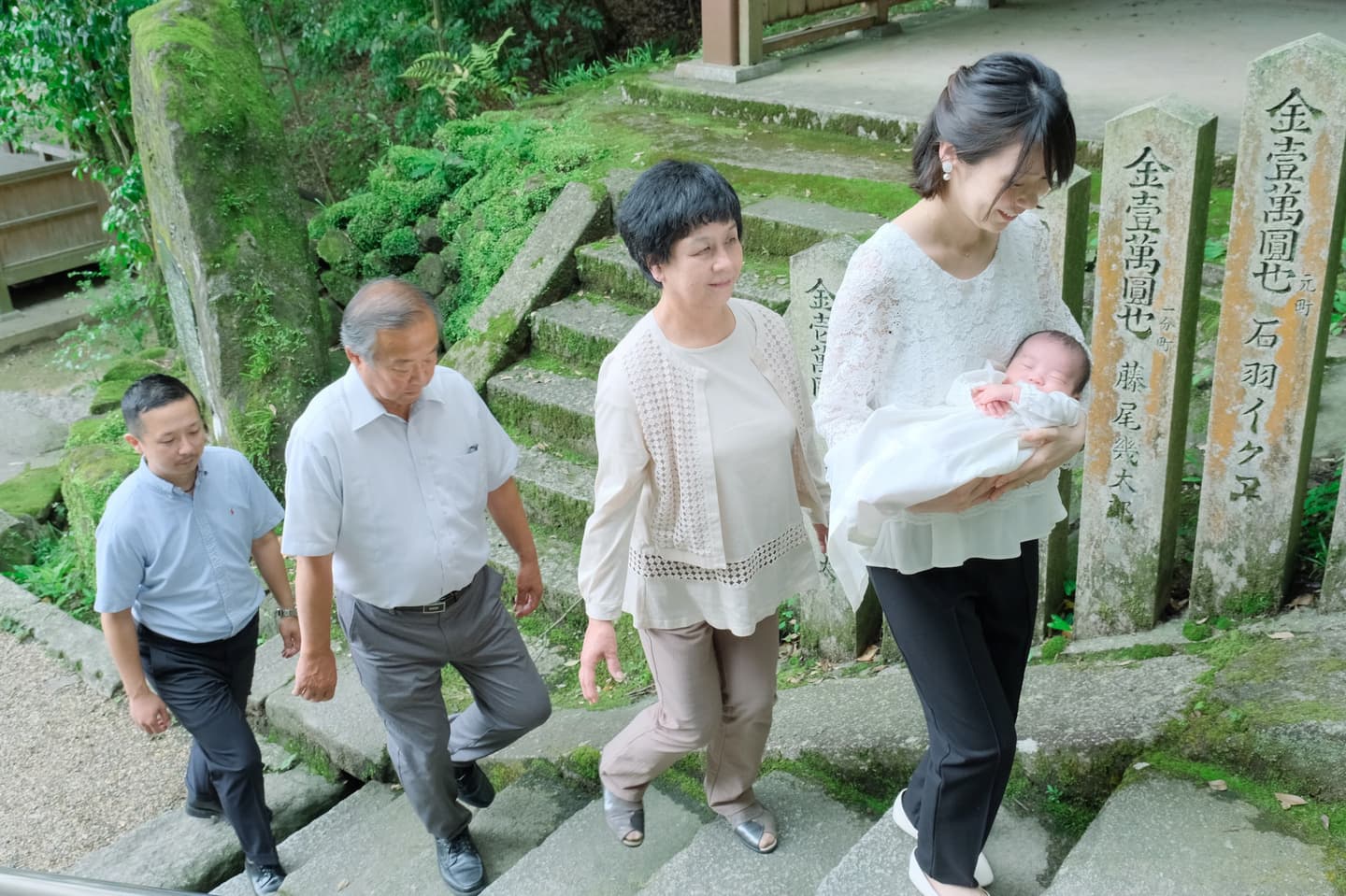 往馬大社でお宮参りの赤ちゃんの家族写真