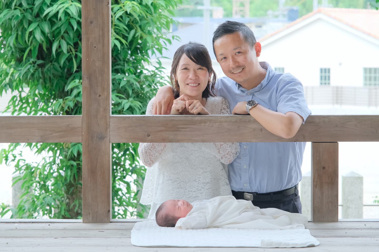 往馬大社でお宮参りの赤ちゃんの家族写真