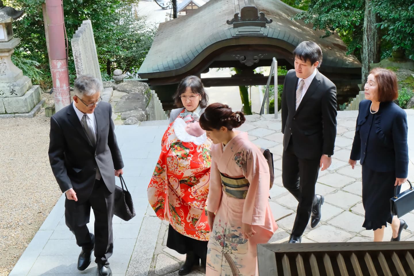 往馬大社でお宮参りの赤ちゃんの家族写真