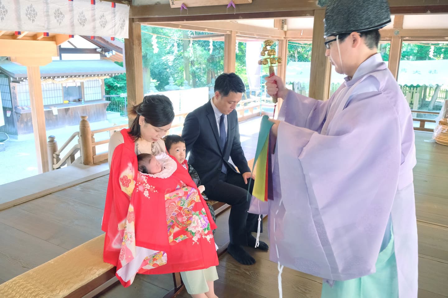 往馬大社でお宮参りの赤ちゃんの家族写真