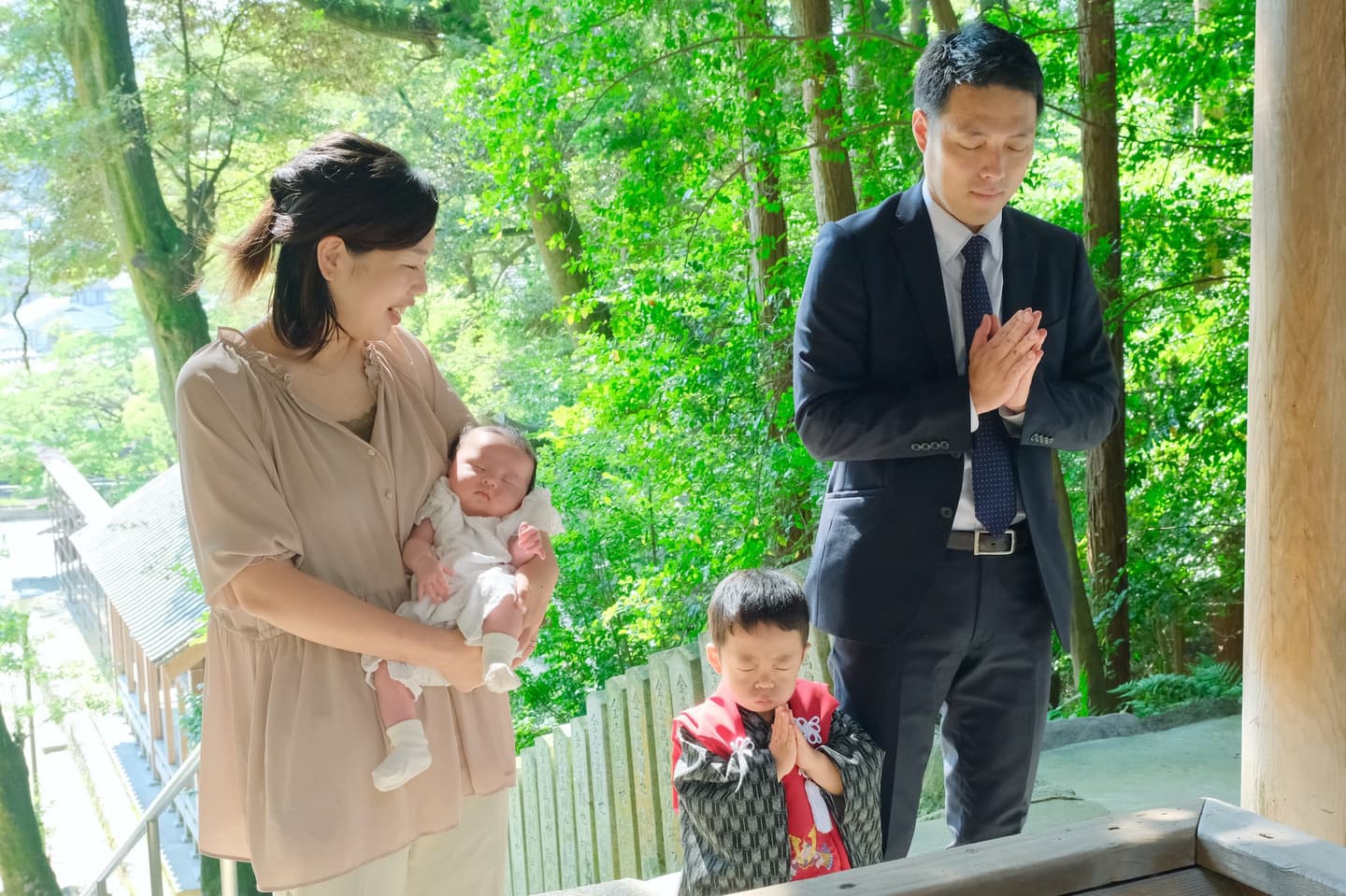 往馬大社でお宮参りの赤ちゃんの家族写真