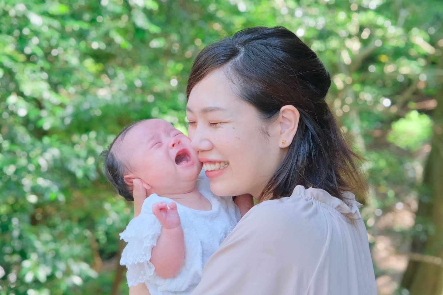 往馬大社でお宮参りの赤ちゃんの家族写真