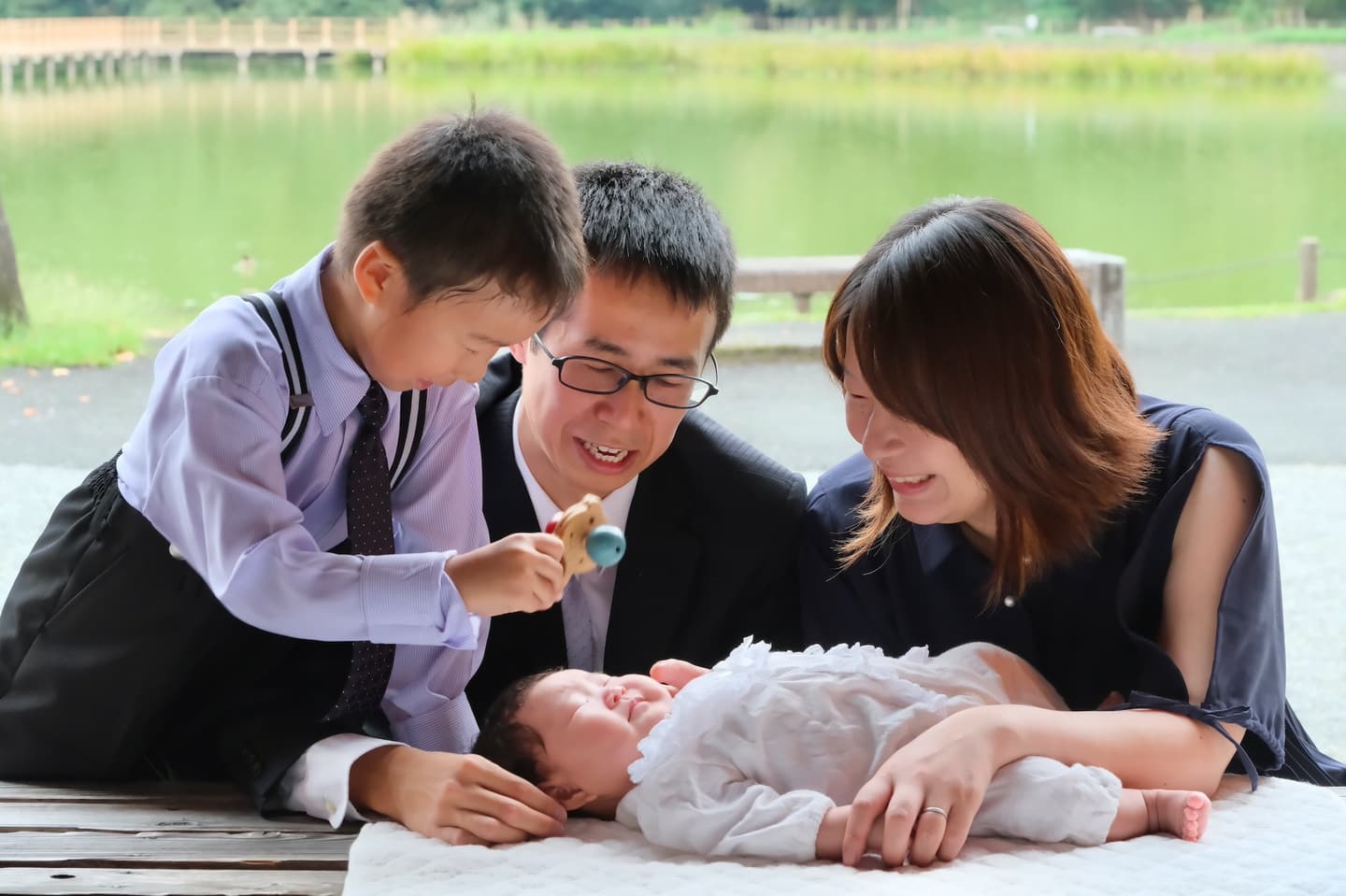橿原神宮でお宮参りの赤ちゃんの家族写真