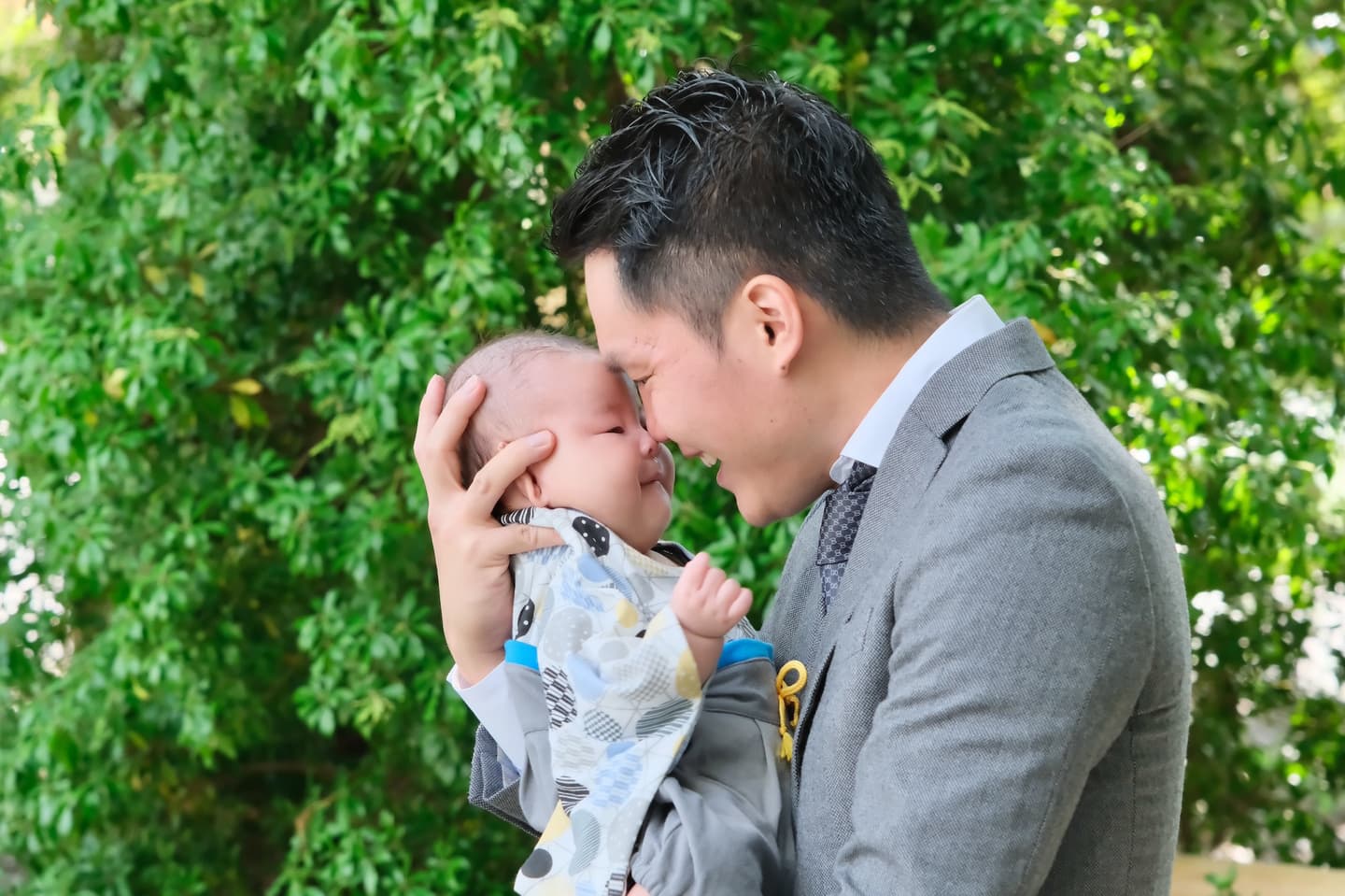 橿原神宮でお宮参りの赤ちゃんの家族写真