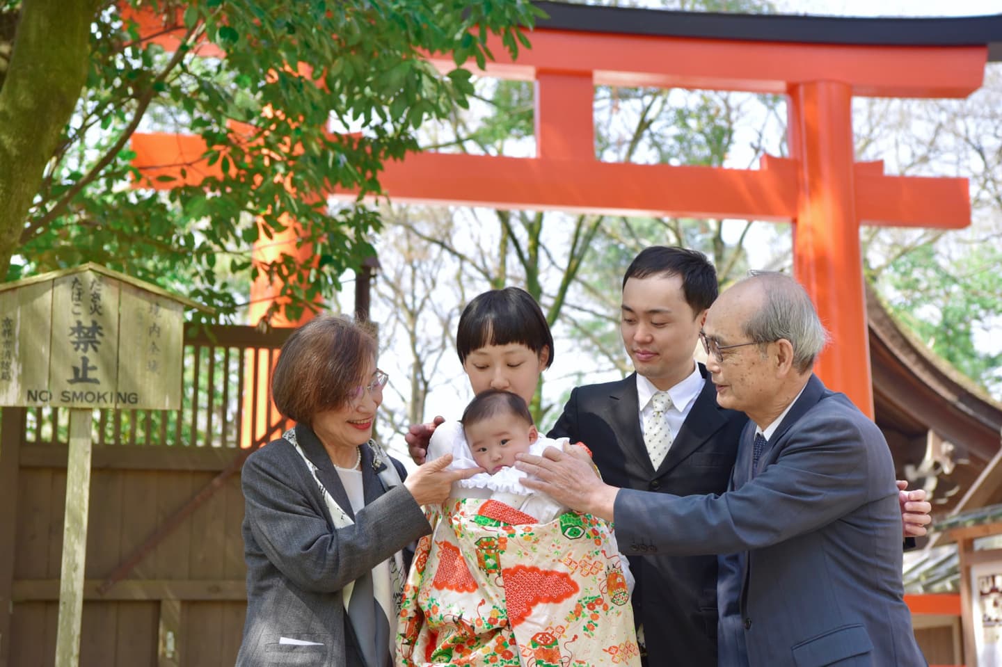 下鴨神社でお宮参りの赤ちゃんの家族写真