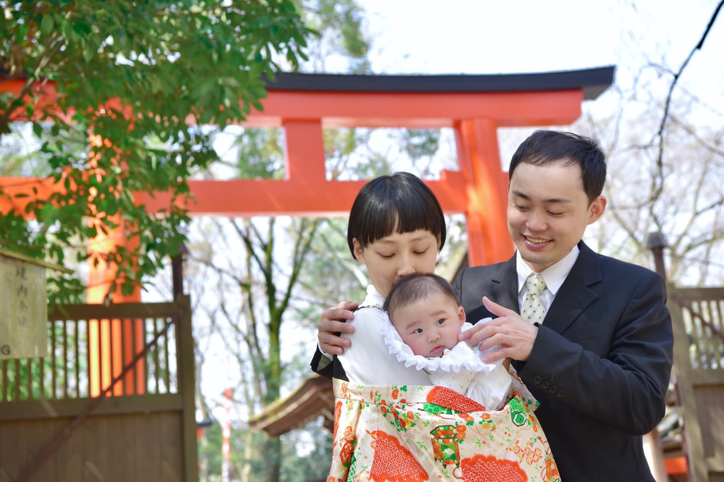 下鴨神社でお宮参りの赤ちゃんの家族写真
