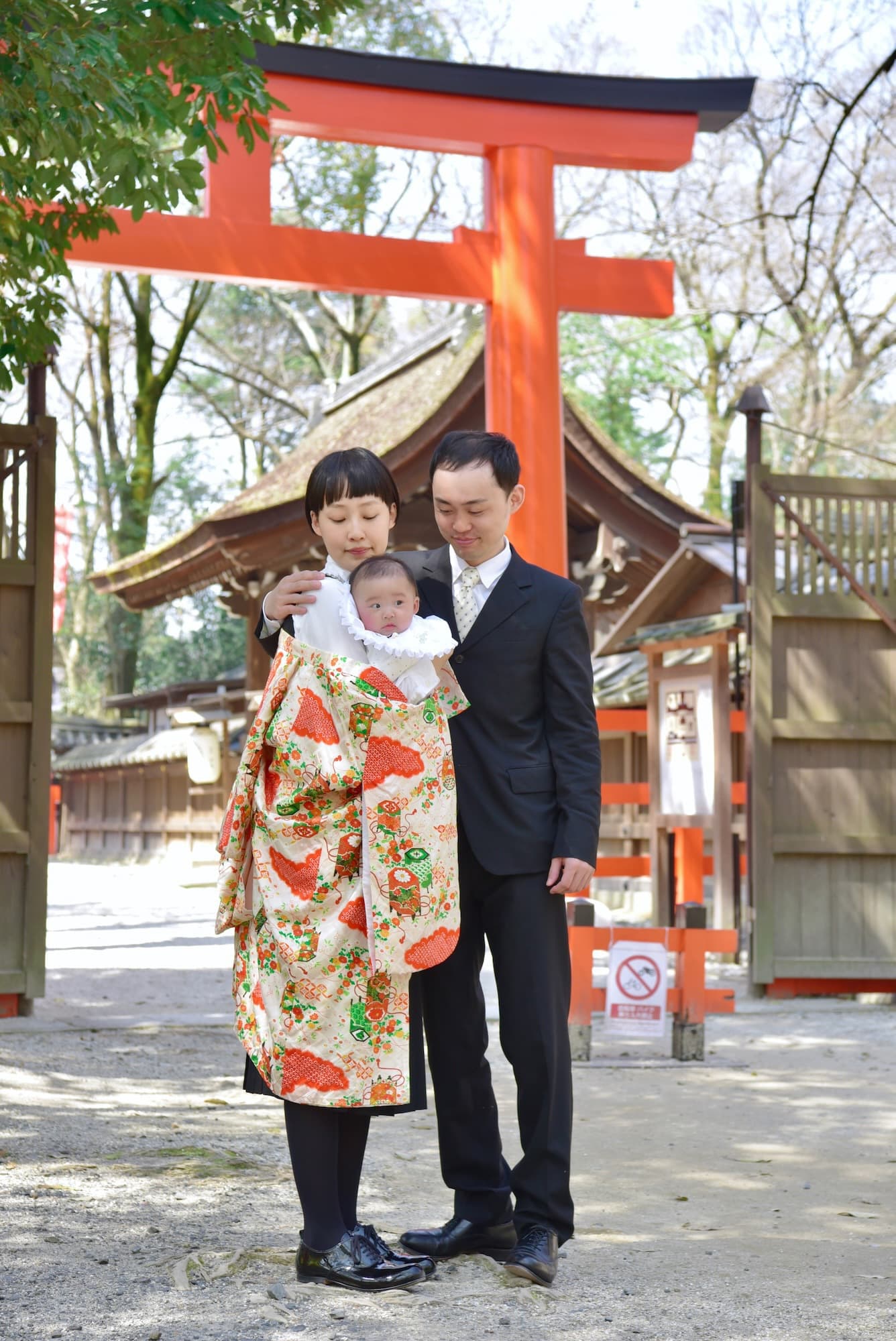 下鴨神社でお宮参りの赤ちゃんの家族写真