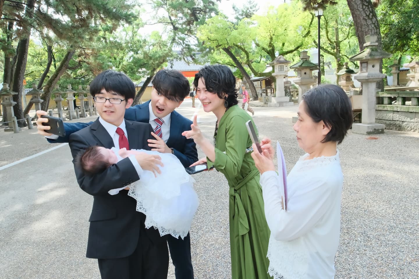西宮神社でお宮参りの赤ちゃんの家族写真
