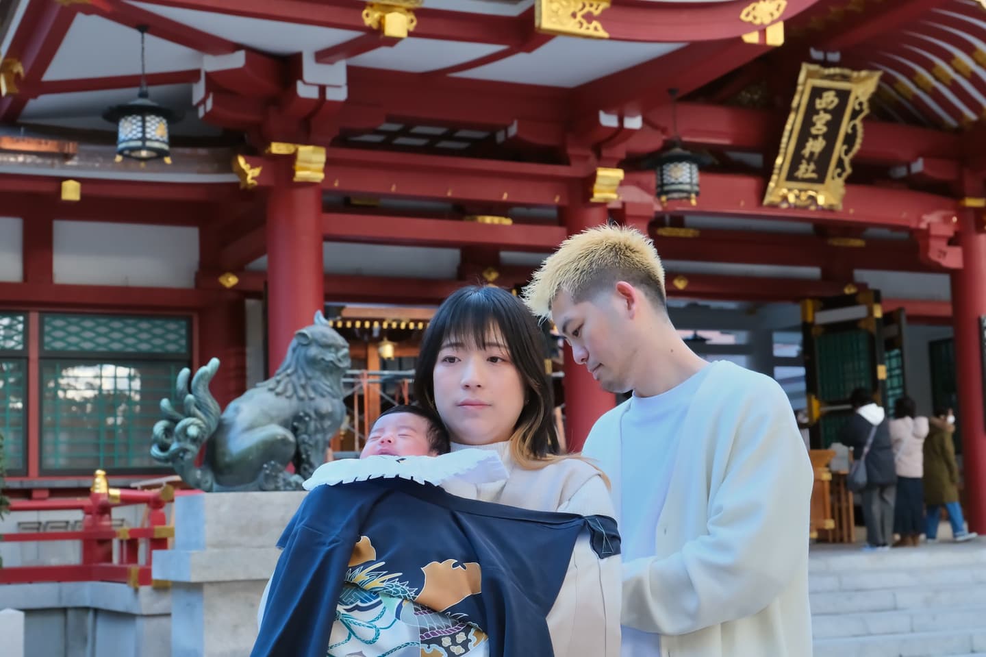 西宮神社でお宮参りの赤ちゃんの家族写真