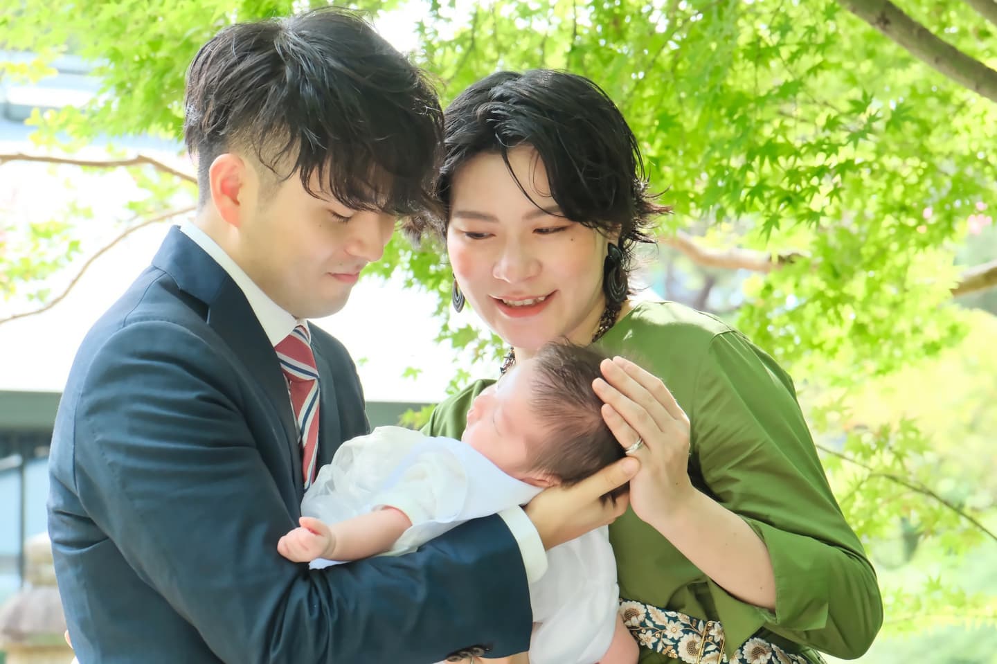 西宮神社でお宮参りの赤ちゃんの家族写真