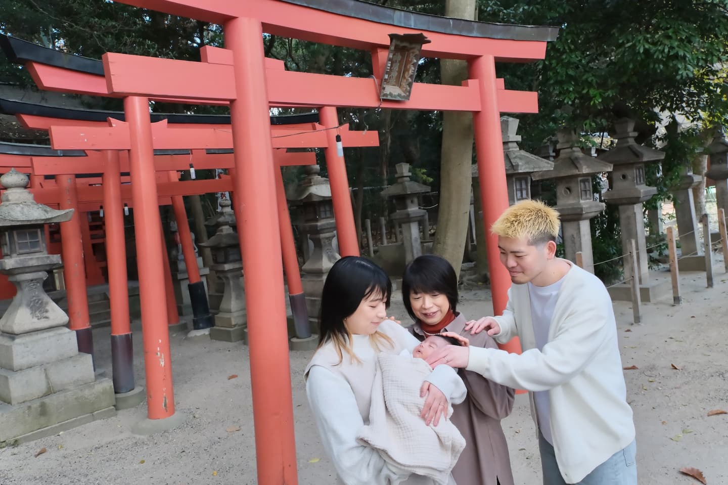 西宮神社でお宮参りの赤ちゃんの家族写真