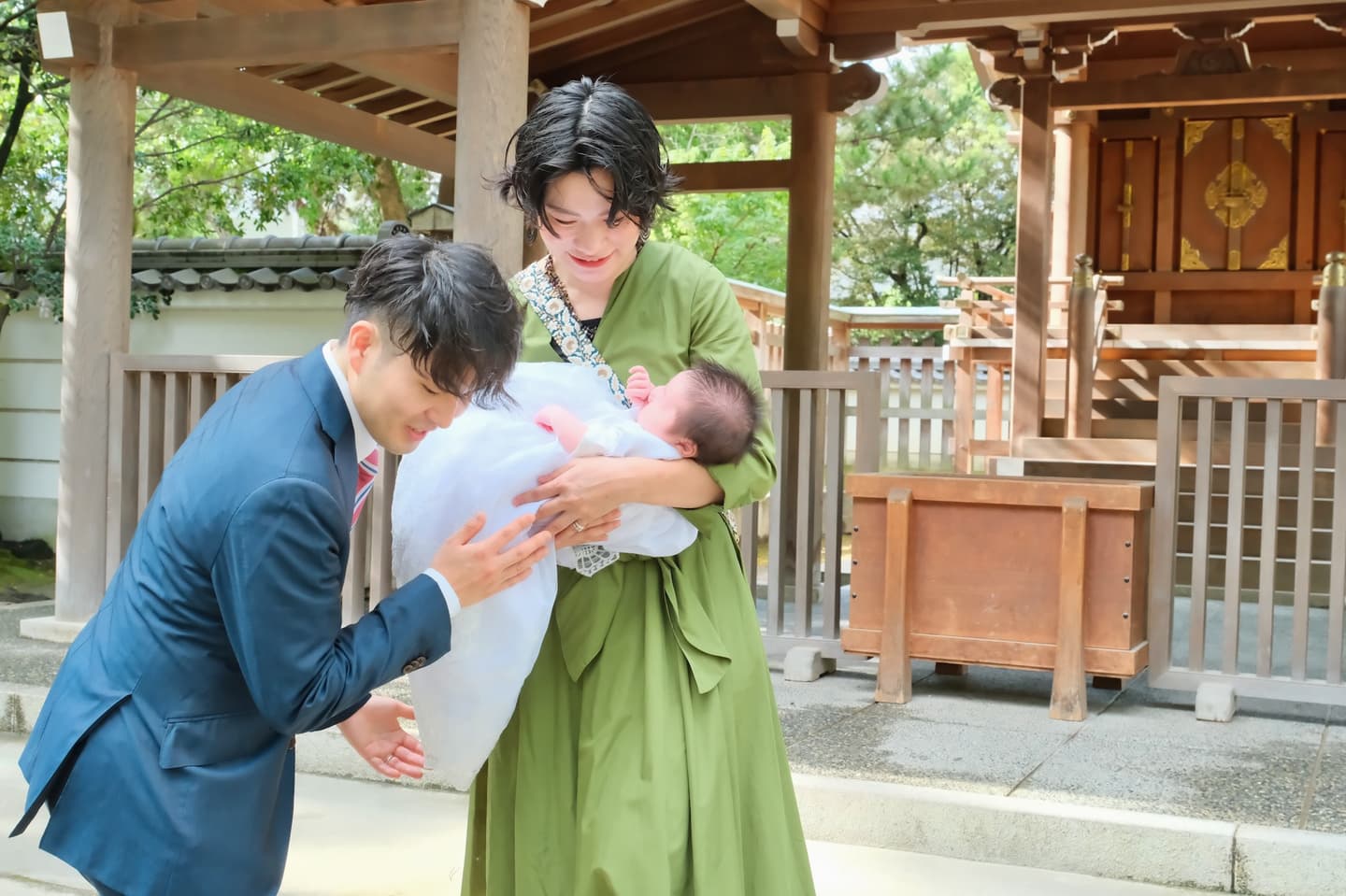 西宮神社でお宮参りの赤ちゃんの家族写真
