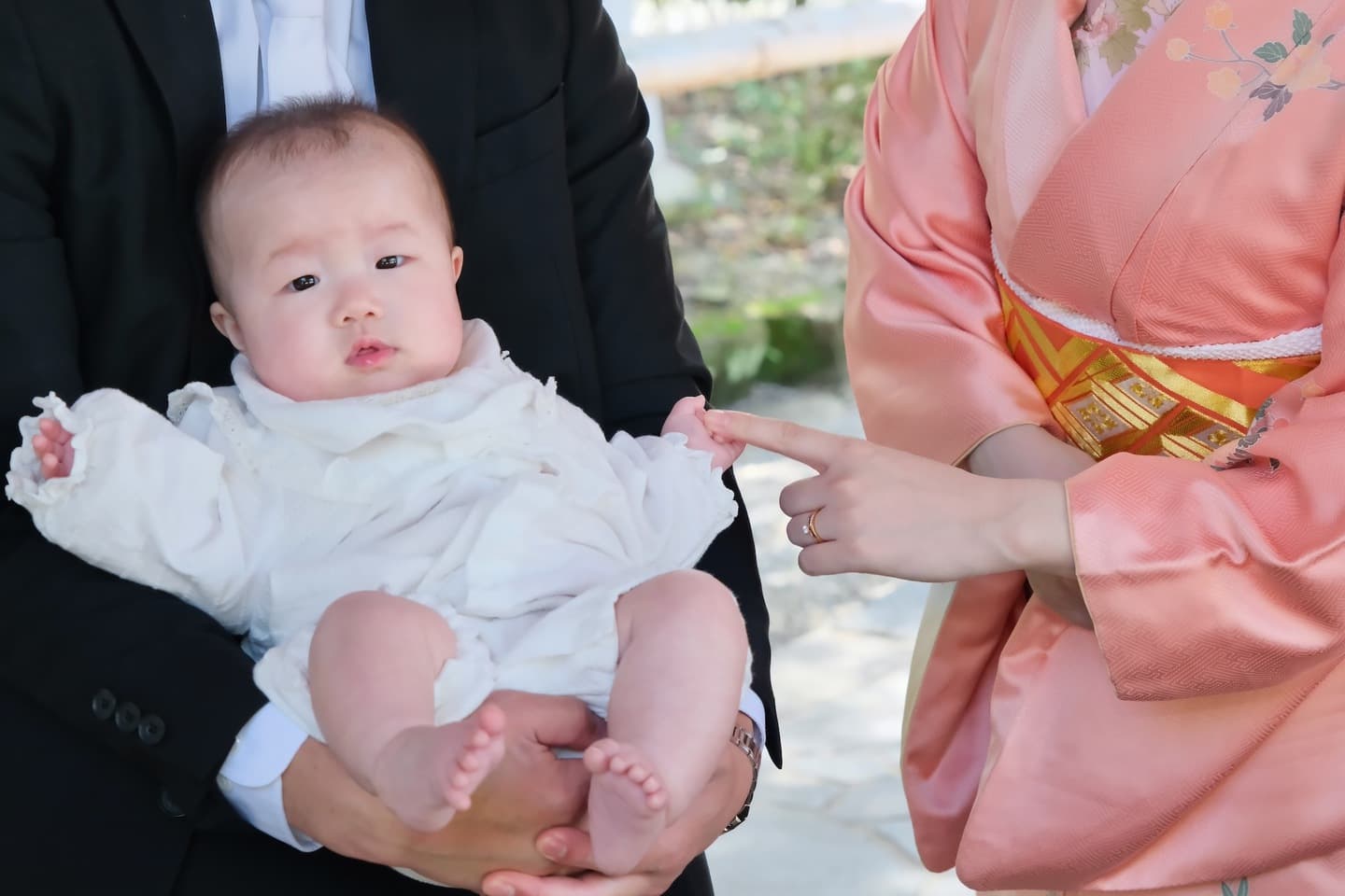 中山寺でお宮参りの赤ちゃんの家族写真